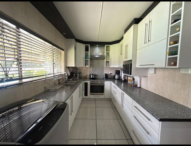 3 BEDROOM HOUSE FOR SALE IN BISLEY